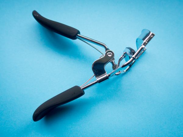 An eyelash curler